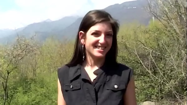 Il video amatoriale Emy si scopa un maiale tosto nel bosco pieno di voyeurismo e si gode la pecorina